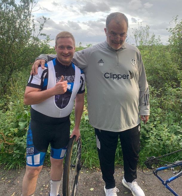 Fue el primero en parar: Marcelo Bielsa ayudó a un ciclista al que se le pinchó una rueda