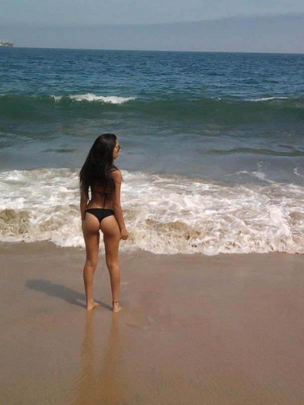 Las fotos hot de la rubia encapuchada que agredió a la policía