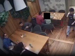 Le robaron un violín centenario en San Telmo y busca recuperarlo con ayuda de la gente