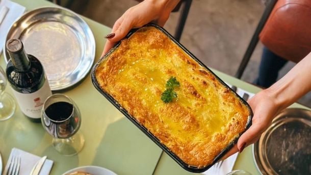 El sabor de la cocina argentina y el calor familiar se ven reflejados en este bodegón que reversiona platos tradicionales.