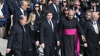 Tras el papelón y las exequias del Papa, Milei emprendió el retorno al país