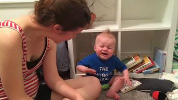 un bebe se larga a llorar desconsolado cuando se termina su libro favorito un bebe se larga a llorar desconsolado cuando se termina su libro favorito