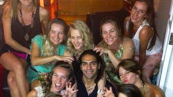 falcao esta de fiesta y rodeado de mujeres argentinas falcao esta de fiesta y rodeado de mujeres argentinas