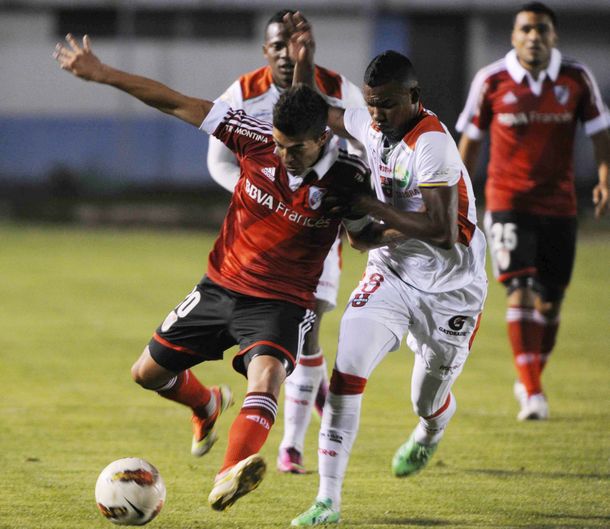 Liga de Loja sorprendió a River y lo derrotó en Ecuador