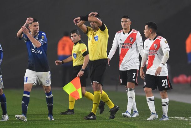 El VAR le anuló un gol a River y Vélez pasó a cuartos de final