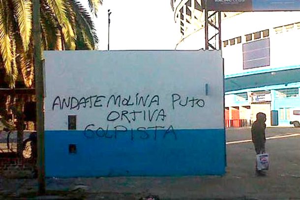 Se calienta la interna de Racing: ahora hubo pintadas contra Molina