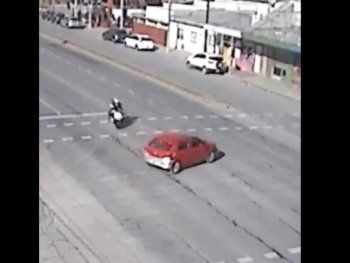 Fuerte accidente entre una moto y un auto en Mar del Plata