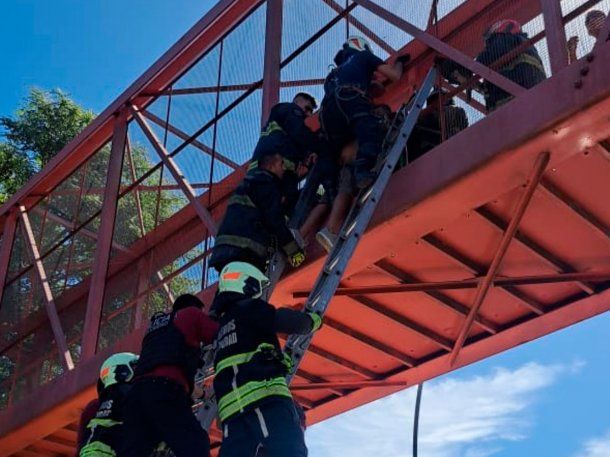 Avenida General Paz: rescataron a un hombre que amenazaba con tirarse de un puente