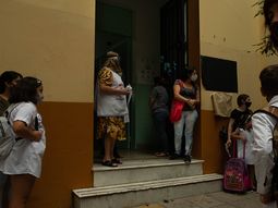 Clases presenciales: menos tiempo con barbijo