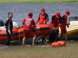 Desesperada búsqueda de un hombre que cayó de una moto de agua en un embalse