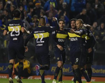Boca festeja el triunfo ante Independiente que lo dejó a un paso del título