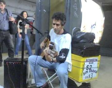 El músico que toca en los subtes porteños y es furor en Youtube