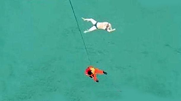 Ya fueron rescatados 16 cuerpos de pasajeros del avión de AirAsia