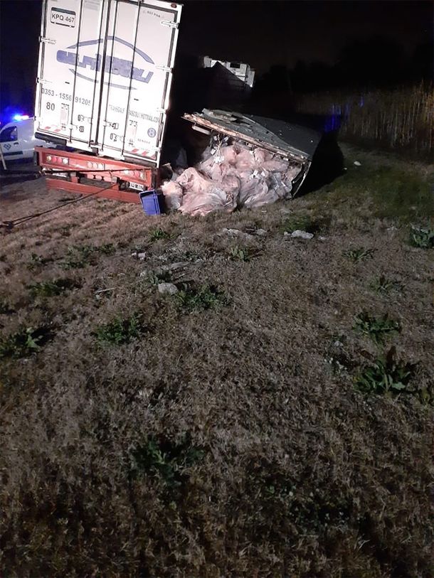 La Plata: volcó un camión con 17 mil kilos de carne y desparramó toda su carga en la autopista