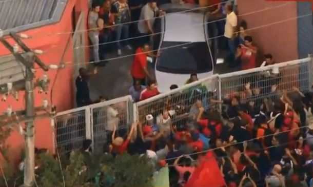 Muchedujmbre a la salida de Lula de Metalúrgicos