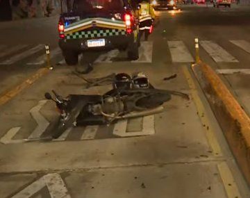 Un motociclista cruzó en rojo y fue embestido por un taxi en Palermo