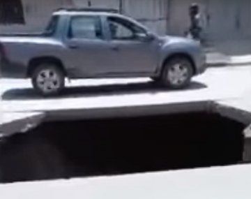 El impresionante cráter que se abrió en una avenida y pudo haber provocado una tragedia