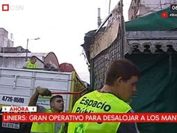 Así trabaja el personal de la Ciudad para desalojar a los manteros Así trabaja el personal de la Ciudad para desalojar a los manteros