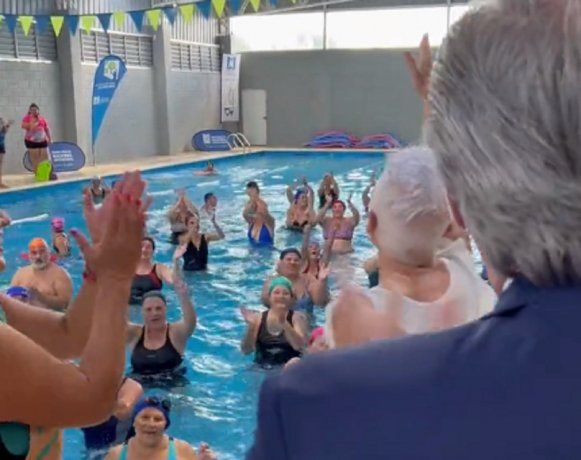 Alberto Fernández sorprendió a una clase de aquagym en Tortuguitas