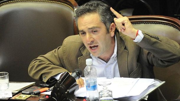 Larroque: Para Clarín, el candidato a presidente parece Máximo y no Scioli