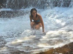 El topless de Juana Viale durante el viaje en velero con su novio en Uruguay