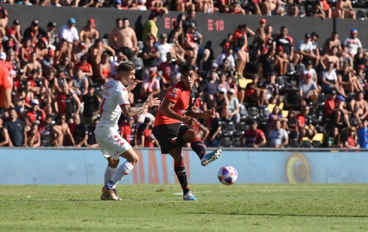 Con el debut de Pipo Gorosito, Colón igualó de local con Huracán
