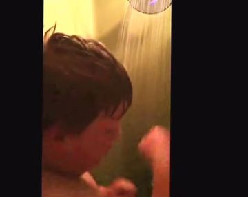 Una cámara en la ducha para espiar a su hijo