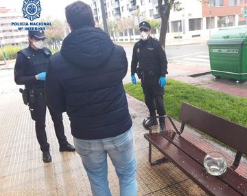 El hombre fue multado por 601 euros por salir a pasear a sus peces.