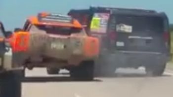 autos del dakar se pasaban comida y chocaron autos del dakar se pasaban comida y chocaron