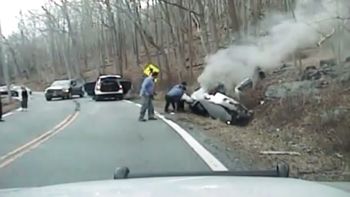 la rescatan antes de que explote su auto la rescatan antes de que explote su auto