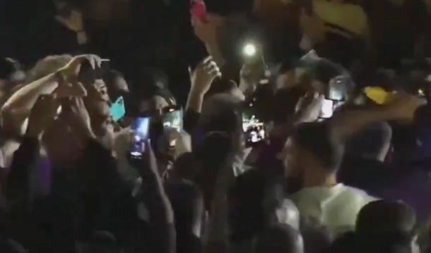 Militantes de Manuel Adorni y Javier Milei le robaron el celular a un periodista de LN+ en plena cobertura