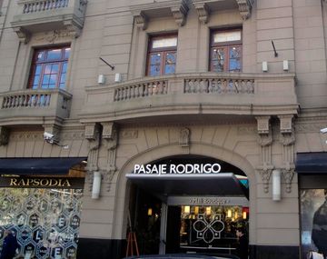 Pánico en La Plata: un nene quedó atrapado en una escalera mecánica y terminó internado