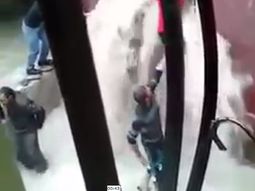 video: dramatico rescate de seis ninos atrapados en una casa inundada