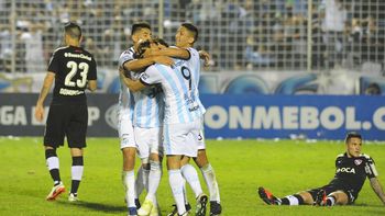 Atlético Tucumán celebra el gol de la victoria ante Independiente Atlético Tucumán celebra el gol de la victoria ante Independiente