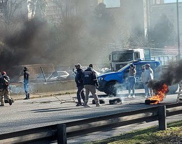 Máxima tensión en Autopista Dellepiane: choques con la Policía de la Ciudad y desalojo