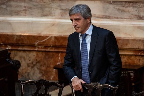 Luis Caputo dijo que compra ropa en el exterior