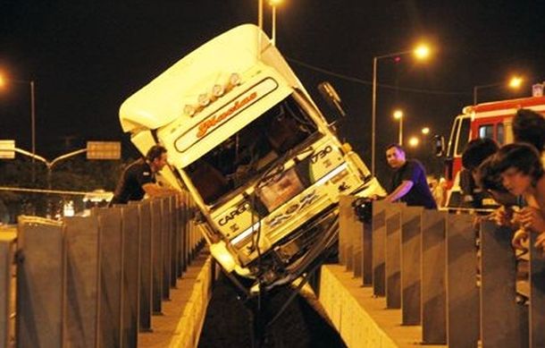 Impresionante accidente de un camión: una mujer muerta