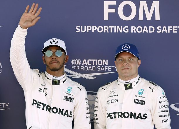 Lewis Hamilton celebra la primera posición junto a su compañero de equipo Valtteri Bottas