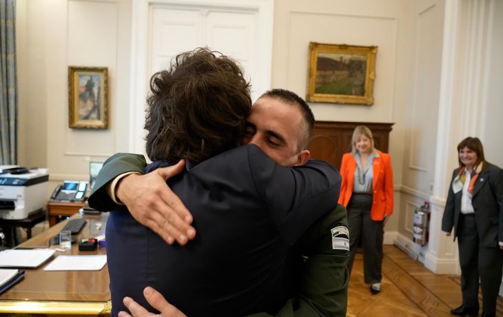 El abrazo entre Javier Milei y el gendarme Nahuel Gallo.