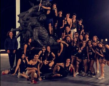 Banderazo en el monumento a los policías caídos: los chicos pidieron perdón