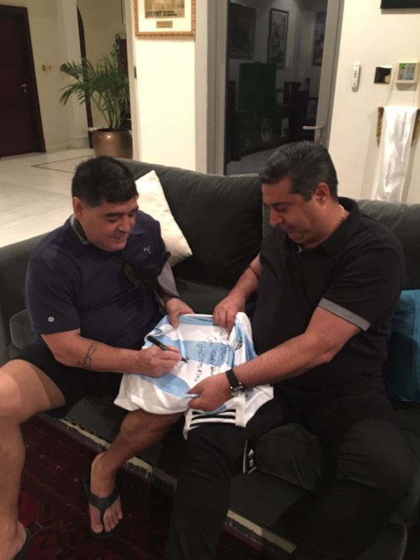 La camiseta de la Selección argentina que firmó Diego Maradona