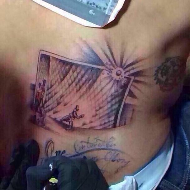 Refuerzo de lujo: el futbolista del tatuaje más insólito, a punto de llegar a Colón