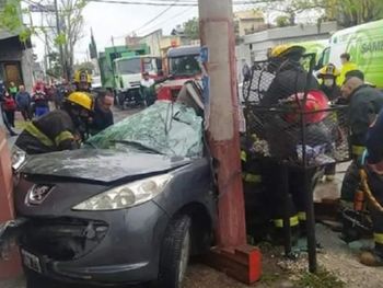 Una familia quedó aplastada contra un poste tras chocar con un camión recolector