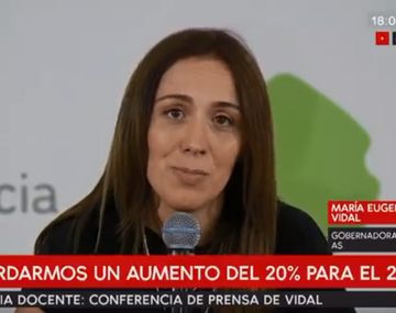 Vidal anunció un acuerdo salarial con gremios estatales y criticó a los docentes