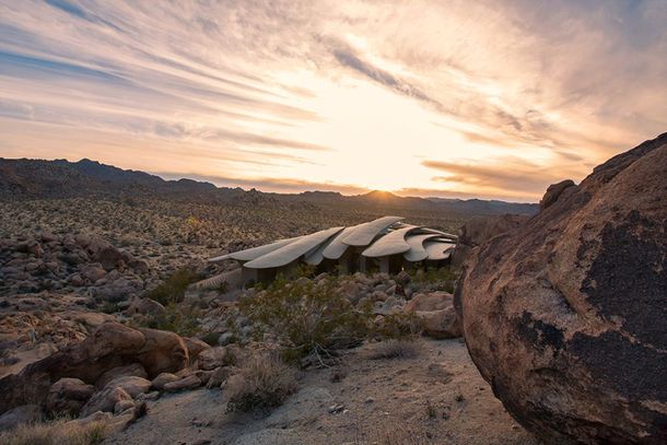 Mirá la extraña casa en el medio del desierto de California