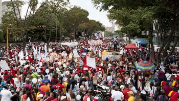 venezuela: oficialistas y opositores se manifestaron a favor de la paz venezuela: oficialistas y opositores se manifestaron a favor de la paz