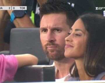 Ante la mirada de Messi
