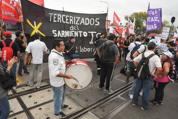 Trabajadores del Sarmiento cortaron las vías para denunciar despidos