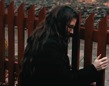 Luego de casarse con la Torre Eiffel se enamoró de un cerco y la historia se hizo viral en redes