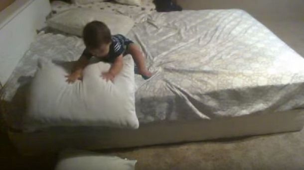 Con almohadas, un bebé planeó su gran escape